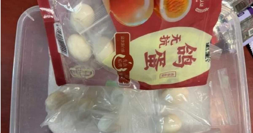 旅客還想沖到馬桶滅證。(圖/翻攝京報網)