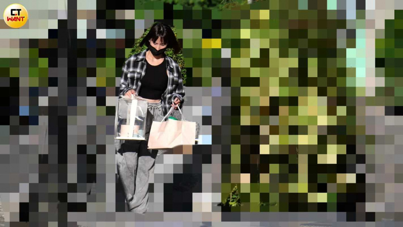 粿粿先把蛋糕小點心拎去管理室暫放。（圖／本刊攝影組）