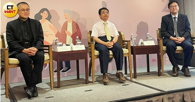 台灣失智症協會理事長徐文俊(左起)、台灣臨床失智症學會理事長徐榮隆、雙和醫院失智症中心顧問醫師暨台北醫學大學醫學院長胡朝榮,今天一同出席失智症衛教記者會。(圖/林則澄攝)