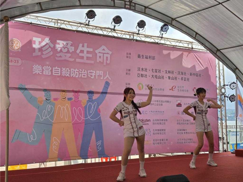 樂天女孩現場演出。(圖/中國時報記者張鎧乙攝)