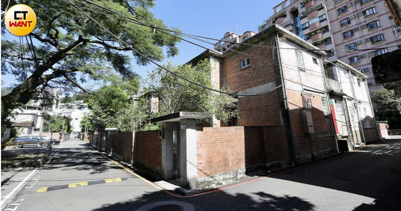 化南新村外觀被鋪上清水紅磚，並以Z字形來推砌圍牆，為的是達到抗震效果。（圖／方萬民攝）