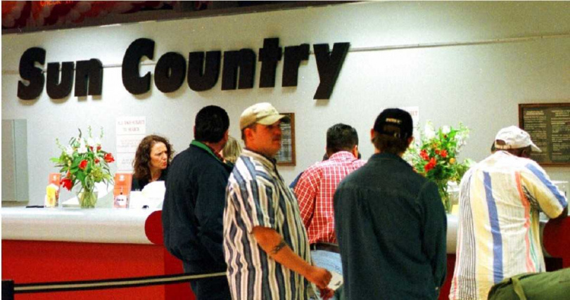 鬧事乘客落地後遭警方上銬帶離，機上其他乘客則接受簡短盤問。