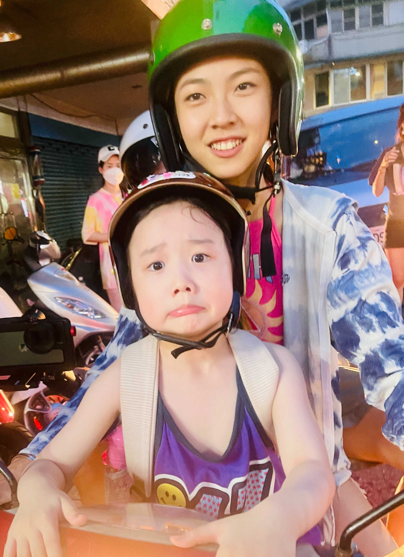 馬士媛(後)與葉子綺在電影《左撇子女孩》裡飾演一對姐妹。(圖/光年映畫)