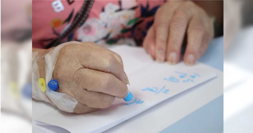 為響應「世界安寧日」（World Hospice and Palliative Care Day），衛生福利部桃園醫院安寧病房特別舉辦動物輔助治療與藝術治療活動，邀請病人、家屬及安寧團隊共同參與，讓愛與關懷在病房中流動，在溫馨氛圍裡體驗陪伴與療癒的力量。（圖／桃園醫院提供）