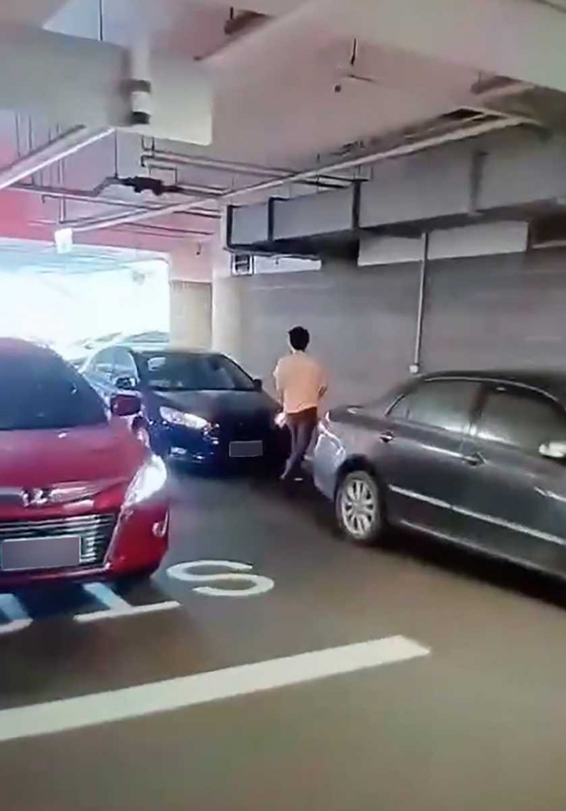 A男得知自己被跟監後萬分警覺，上下車總是行色匆匆、快速逃跑，讓徵信社無法拍到直接證據。（圖／讀者提供）