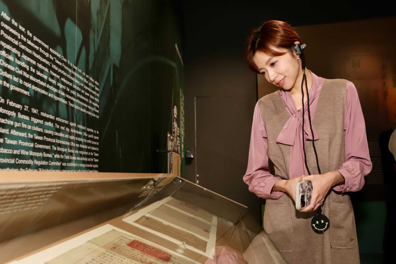王瞳看著台灣歷史檔案，勾起自己的回憶共鳴。（圖／民視）