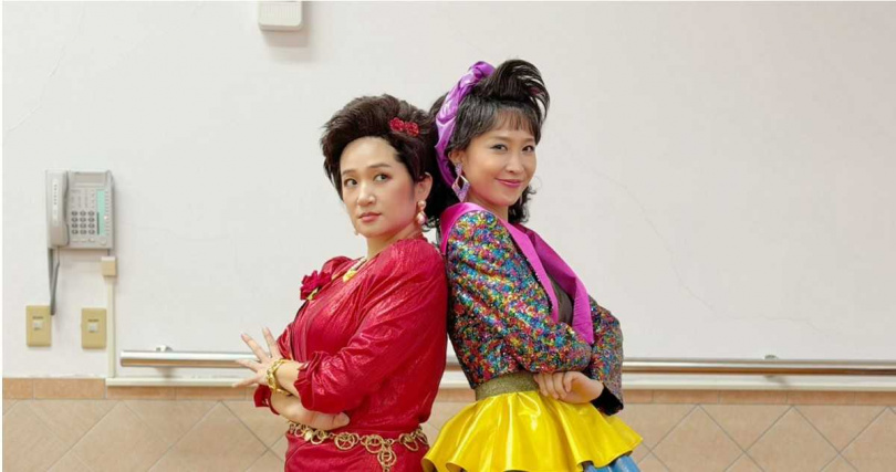 黃云歆（右）與羅美玲在《一村喜事：康樂隊來了》走懷舊復古風，造型超級華麗，令人難忘！（圖／金星文創提供）