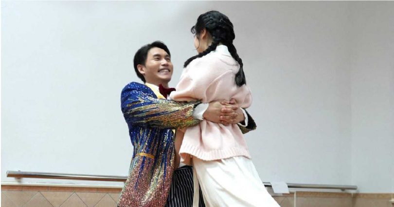 周定緯與那祈在《一村喜事：康樂隊來了》有精彩浪漫的雙人舞，難度超高！（圖／金星文創提供）