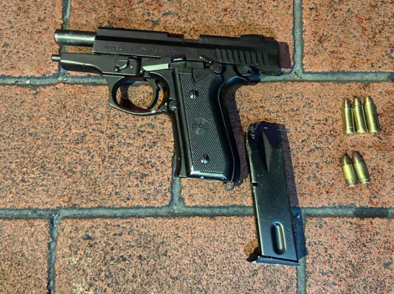 北市萬華分局西門町派出所員警16日晚間巡邏時,驚見1男神色慌張,意外在男子車上查獲槍毒。(圖/翻攝畫面)