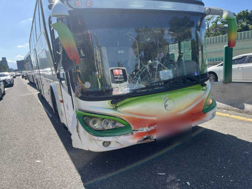 遊覽車擋風玻璃破裂毀損。(圖/翻攝畫面)