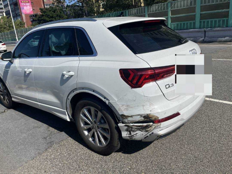 民間救護車先是與賓士車發生擦撞後,隨即再波及後方遊覽車。(圖/翻攝畫面)