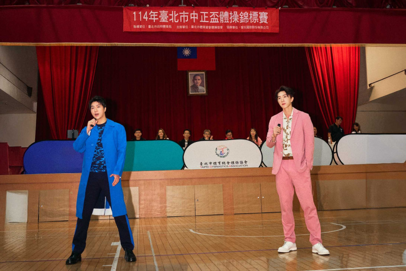 古程丰（左起）、潘胤傑合唱新歌〈並肩飛翔〉。（圖／小超人綜合體能俱樂部提供）