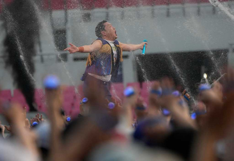 警方突襲PSY經紀公司P NATION辦公室,展開扣押與數位取證行動。