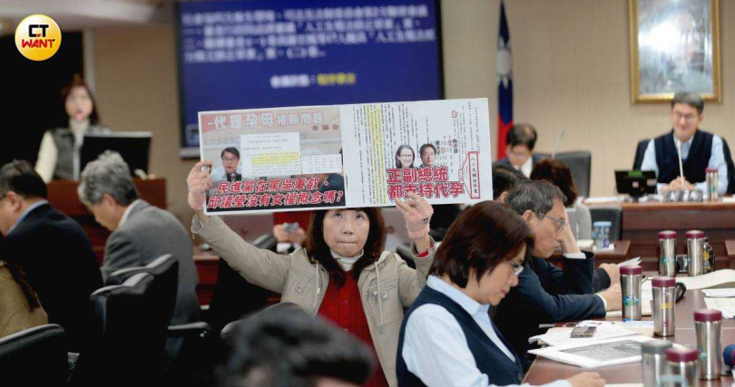 《人工生殖法》修法引發朝野攻防，陳菁徽遭質疑身為醫師卻未利益迴避，民眾黨立委陳昭姿出面聲援。（圖／周志龍攝）