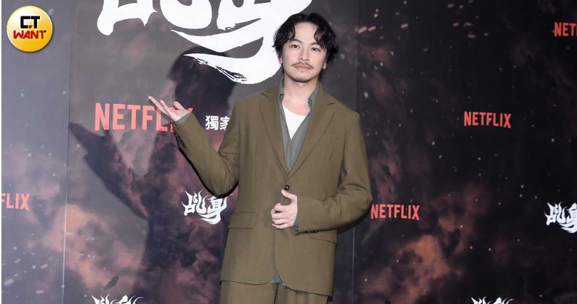 楊銘威分享拿奶奶衣服去廟裡過爐的經驗。（圖／侯世駿攝）