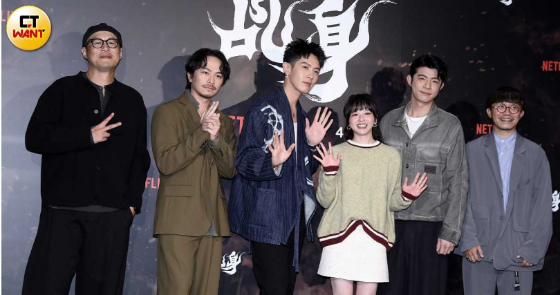 柯震東、王柏傑、陳姸霏、楊銘威、導演管偉傑與特效指導郭憲聰出席《乩身》記者會。（圖／侯世駿攝）