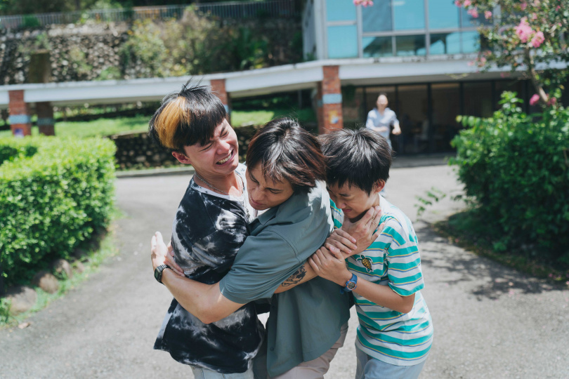 范少勳衝上前阻止掐脖衝突　揭社工真實日常：常常都在處理打架。（圖／冬候鳥電影、文策院提供）