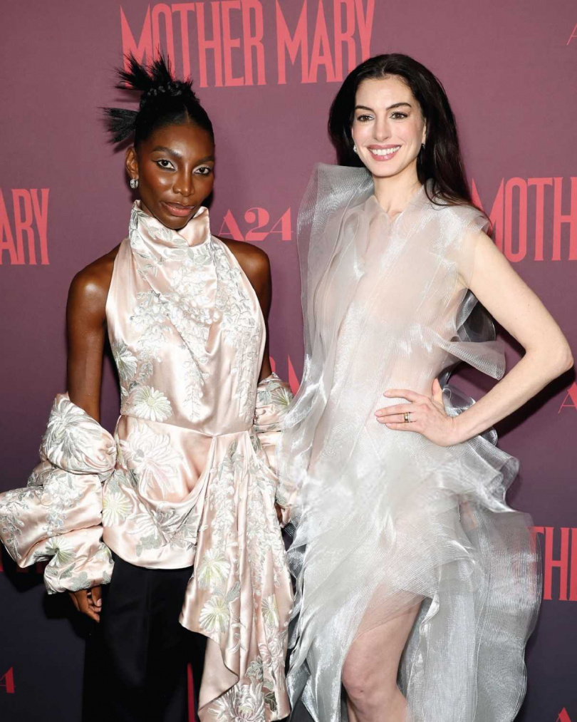 安海瑟薇(右)、麥凱拉柯爾(左)出席本片的紐約首映會。(圖/采昌提供)