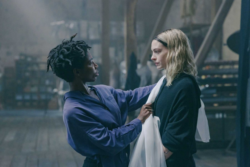 本片由安海瑟薇(右)、麥凱拉柯爾(左)領銜主演。(圖/采昌提供)