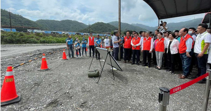 「蘇澳溪分洪工程」已是老問題，2023年時任閣揆陳建仁曾率眾到現場勘查，但暴增的追加經費直到2025年底才核定，在地憂心工程牛步對即將到來的颱風季是緩不濟急。（圖／報系資料照）&nbsp;