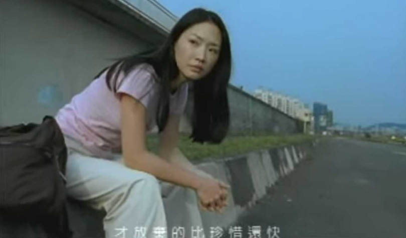 王俐人爆料,當年拍蔡健雅MV時幾乎素顏上陣,連衣服都是自己原本要去教英文時穿的便服。(圖/翻攝自YouTube)