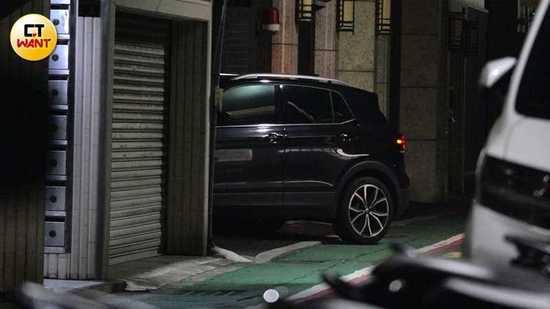 車子開到阿信家對面接了一位長髮女子，接完長髮女後，車子來到阿信給魏嘉瑩住的家。（圖／本刊攝影組）