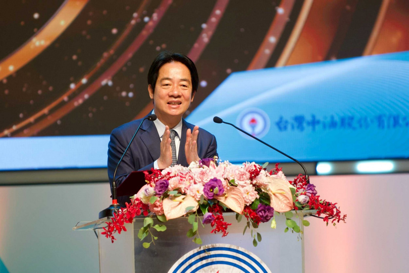 總統頼清德致詞時數度拍手肯定台灣中油80年來為台灣做的貢獻。(圖片提供/中油)