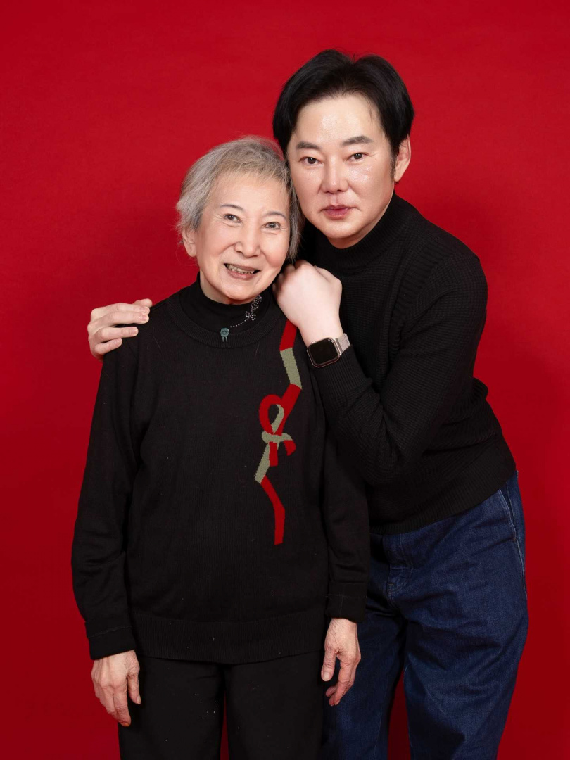 陽帆右跟母親關係很親密,每天都會花時間陪媽媽聊天。(圖/翻攝自陽帆Threads)
