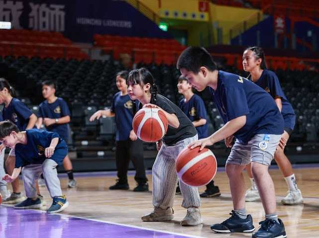 攻城獅職業球員與台積電籃球隊志工共同擔任教練,帶領30位尖石國小學童參與籃球訓練營。(圖/台積電慈善基金會提供)