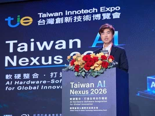 經濟部產業發展署邱明良知識經濟產業組副組長於論壇致詞,經濟部推動台灣AI新十大建設,除了加強硬體基礎建設,也同步強化人才培養,協助企業提升AI競爭力。(圖片/主辦單位提供)