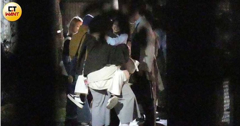 陳妍霏整晚情緒都相當亢奮，抱人時連腿都跨上去。（圖／本刊攝影組）