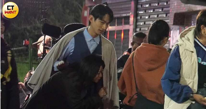 陳姸霏彎腰時，黃河還幫忙拍背。（圖／本刊攝影組）