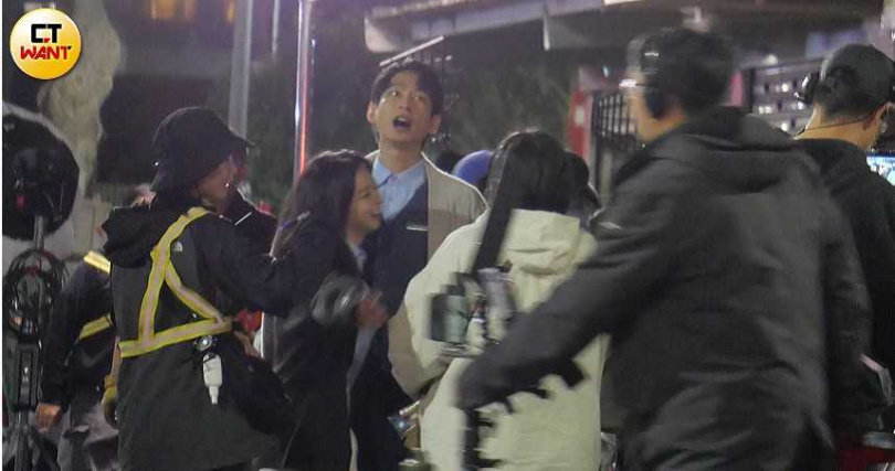拍完小吃攤後，演員們移往附近的公園繼續拍攝，黃河與陳姸霏的互動特別親近熱絡。（圖／本刊攝影組）