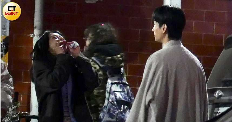 拍攝空檔陳姸霏往嘴裡倒了一包類似跳跳糖的零食，情緒很嗨。（圖／本刊攝影組）