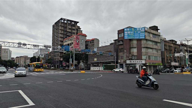 承德敦煌人行天橋位於往來大同區、士林區交通要道上，為國道客運進入圓山轉運站必經之處，天橋拆除後，行人可直接穿越馬路，不再受樓梯與墩柱阻擋，改善通行動線，減少人車爭道問題。（圖／北市新工處提供）