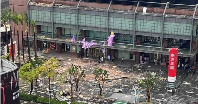 氣爆發生時威力強大，大片碎片隨爆炸威力噴出，使經過的澳門自由行遊客一家7口收到波及。（圖／翻攝畫面）