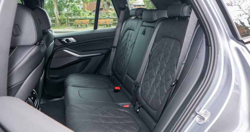 後座空間寬敞，坐起來舒適也不會有壓迫感（圖／劉芯衣攝）。