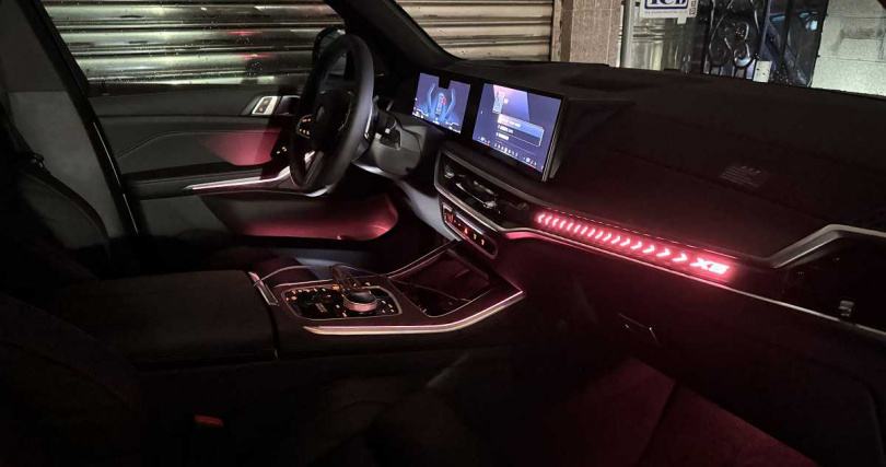 車內也標配氣氛燈，晚上相當明顯（圖／劉芯衣攝）。