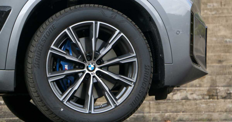 黑色高光澤車側鰭片導流飾板與20吋M輪圈，為X5注入滿滿的運動氣息（圖／劉芯衣攝）。