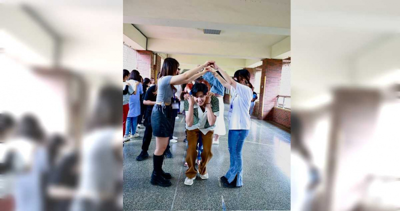 李玉璽陪特教生互動。（圖／晴空鳥）