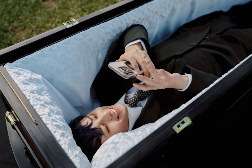 田亞霍百無禁忌，躺棺材時還猛滑手機。（圖／猫少娛樂工作室提供）