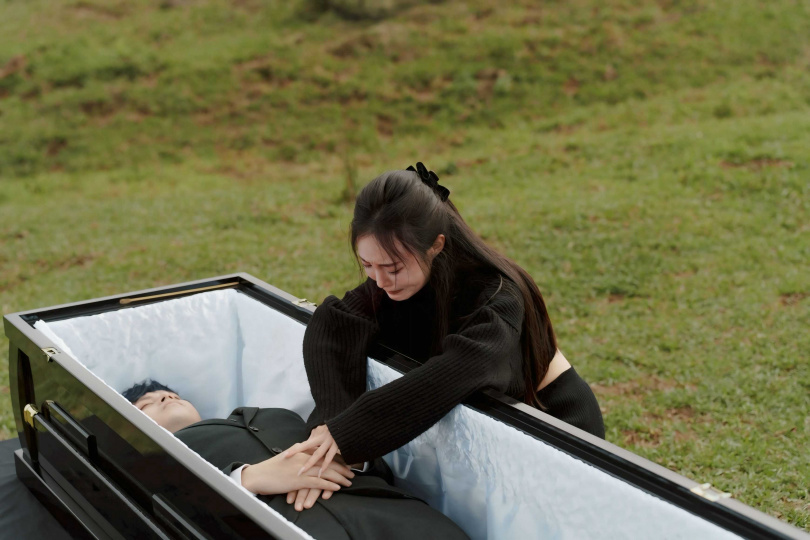 田亞霍躺在棺材等戲時，因為太累真的睡著。（圖／猫少娛樂工作室提供）