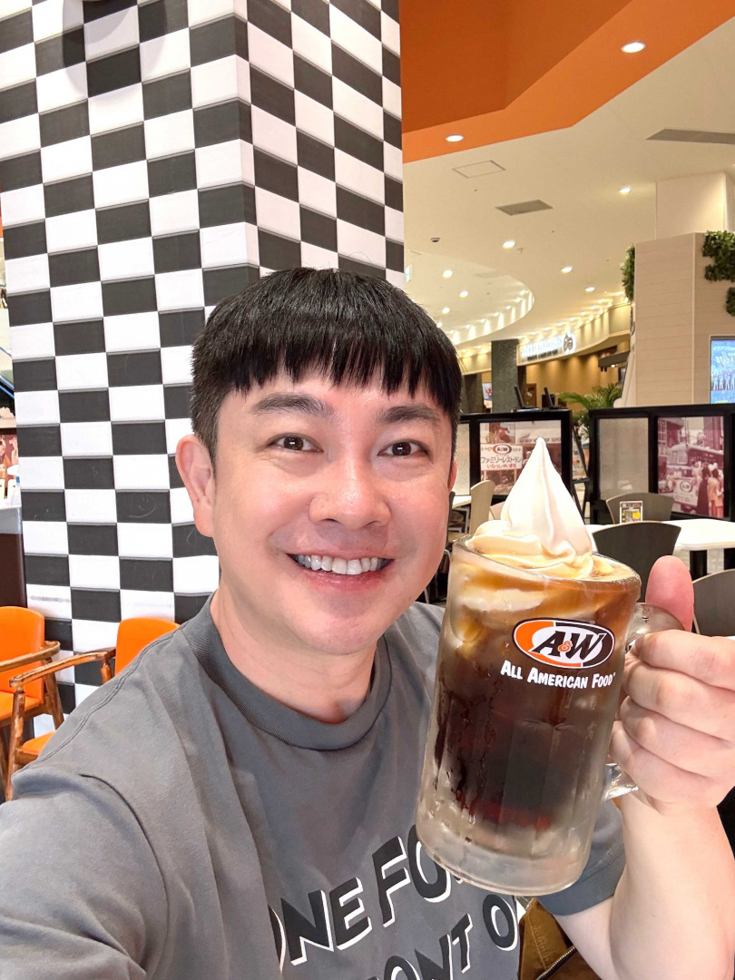 李明川生日飛日本度假。（圖／日藥本舖提供）