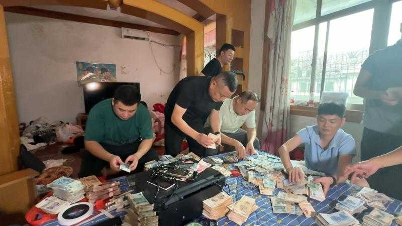 警方在嫌疑人家中發現大量假鈔，總額達人民幣20多萬元。（圖／翻攝自央視網）