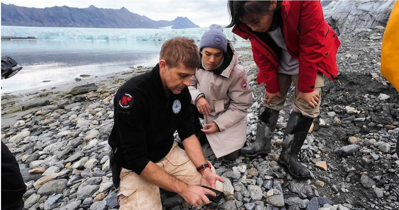林哲熹（中）成為小隊員們可靠的大家長。（圖／公視+提供）