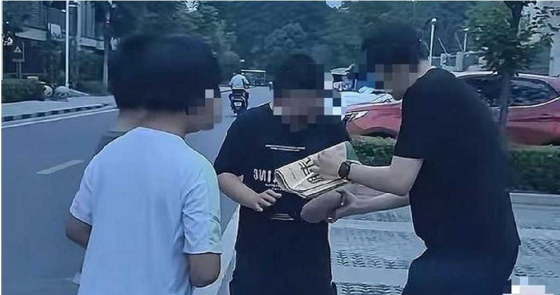 家長隔日親自帶著孩子登門道歉，還送上水果致意，王先生也以「練習試卷」作為回禮，化解風波。（圖／紅星新聞）