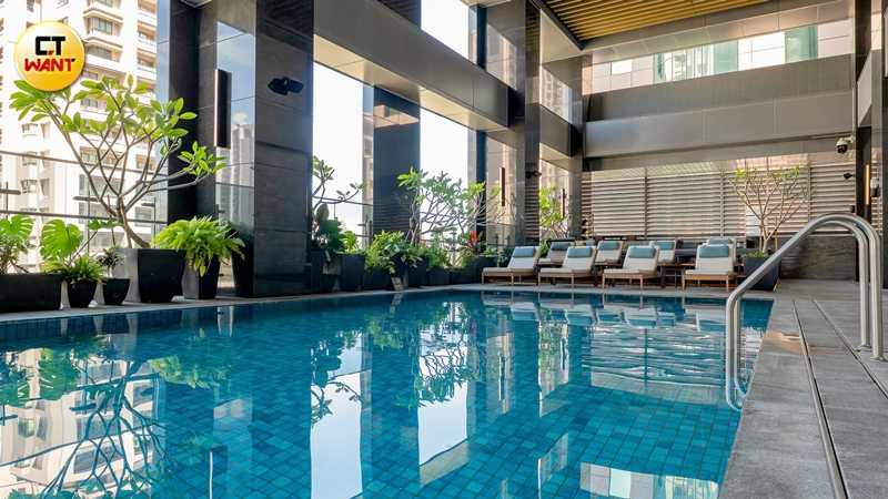 半露天的泳池設計使空間顯得明亮，亦能看到高雄市景。（圖／焦正德攝）