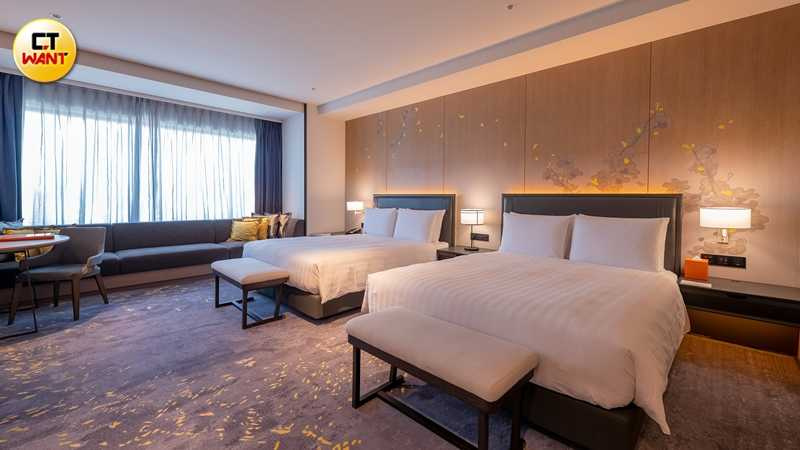 「青空逸品客房」轉角家庭房型有18坪大，房價起跳價為每晚含稅5,000元起，房價浮動依實際而定。（圖／焦正德攝）