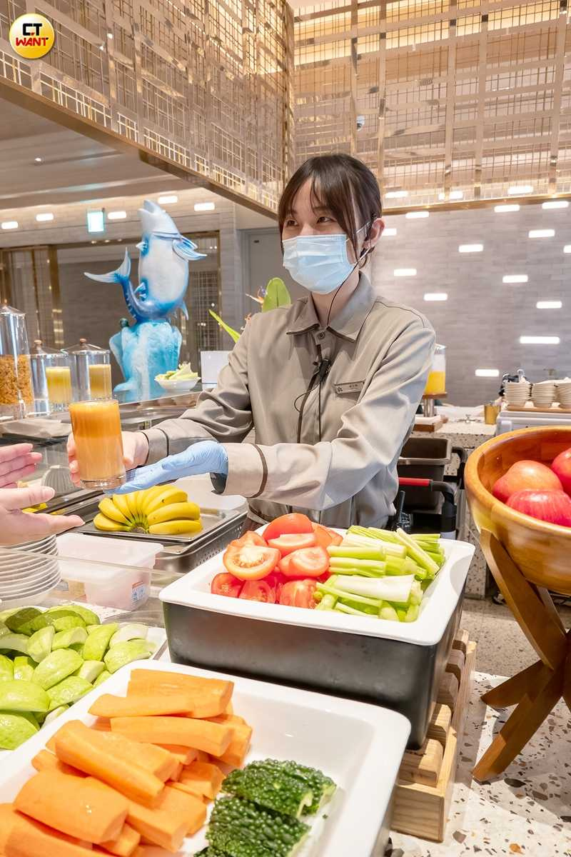 SERENA全日餐廳提供可任選品項的現榨蔬果汁是亮點之一。（圖／焦正德攝）