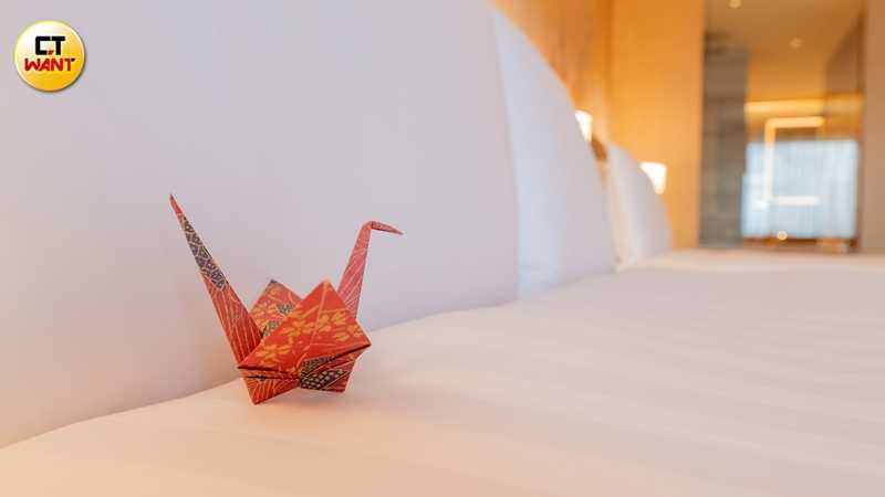 房務人員會於每間房的床上留下一隻紙鶴，有帶來祝福的意味。（圖／焦正德攝）